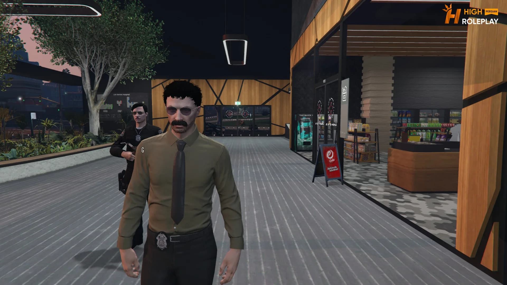 دو کاراکتر پلیس کنار فروشگاه در شهر HIGH ROLEPLAY